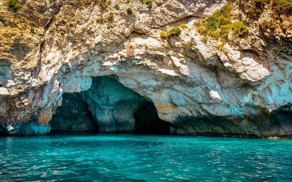 Alanya: Pirates Boat Tour with Lunch and Drinks - image 3